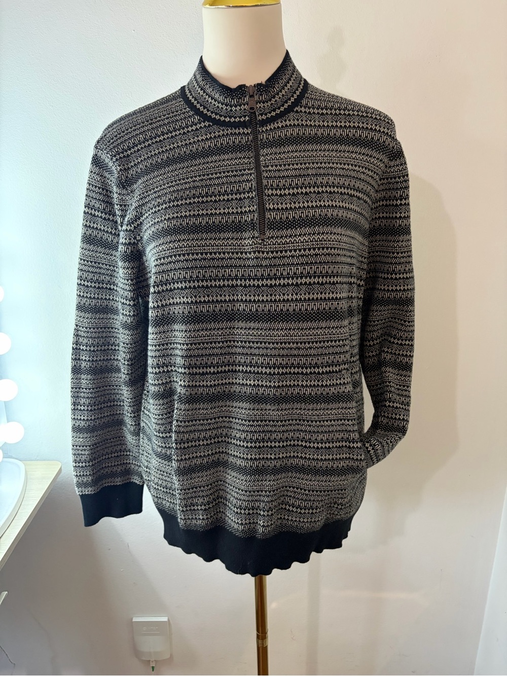 Vintage Roots Women's Black & Gray Zip-Up Patterned Sweater